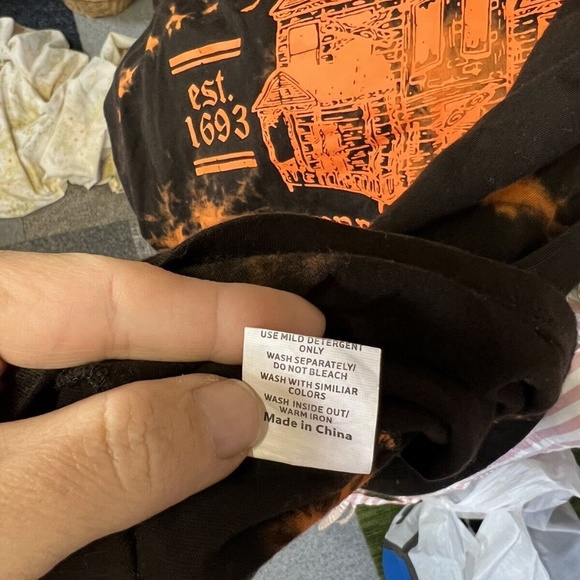 Hocus Pocus Sanderson Sisters Bed & Breakfast T-Shirt Sz Medium - Picture 3 of 5